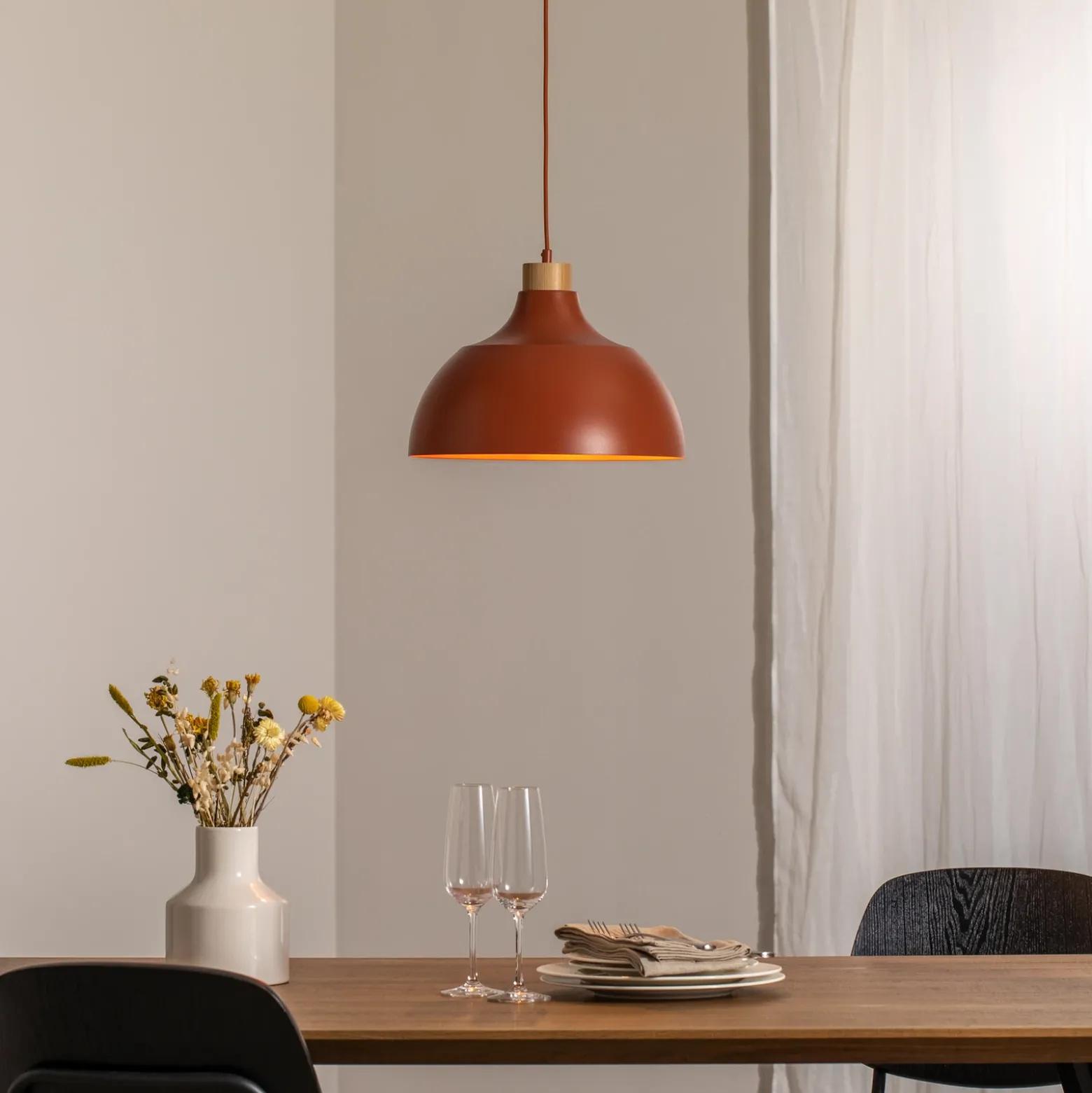 Lámpara colgante Kaitt, rojo teja, Ø 34 cm, detalle de madera