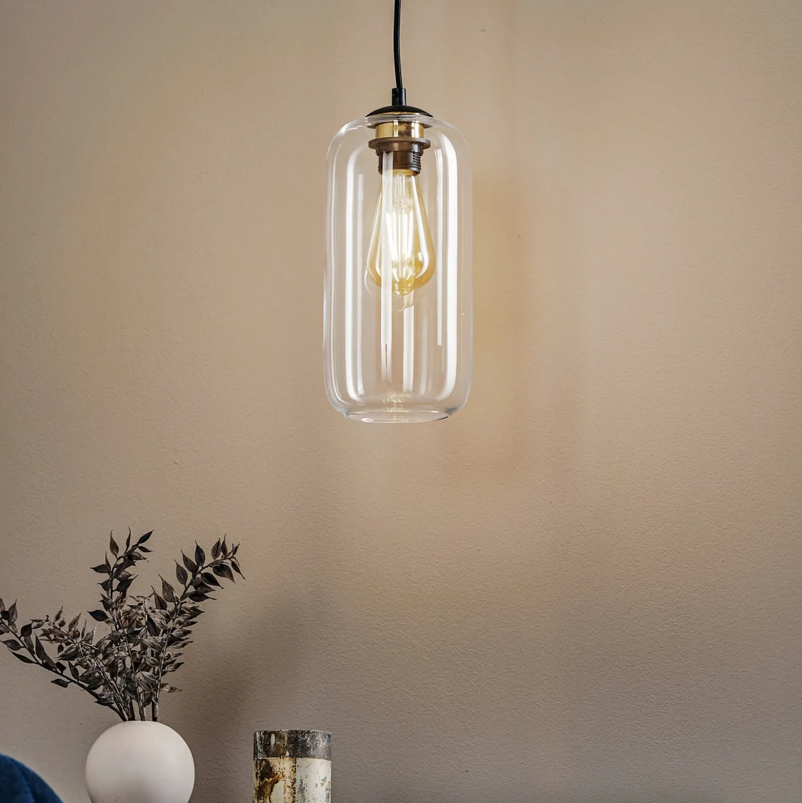Lámpara colgante Kaja con pantalla de cristal larga, transparente