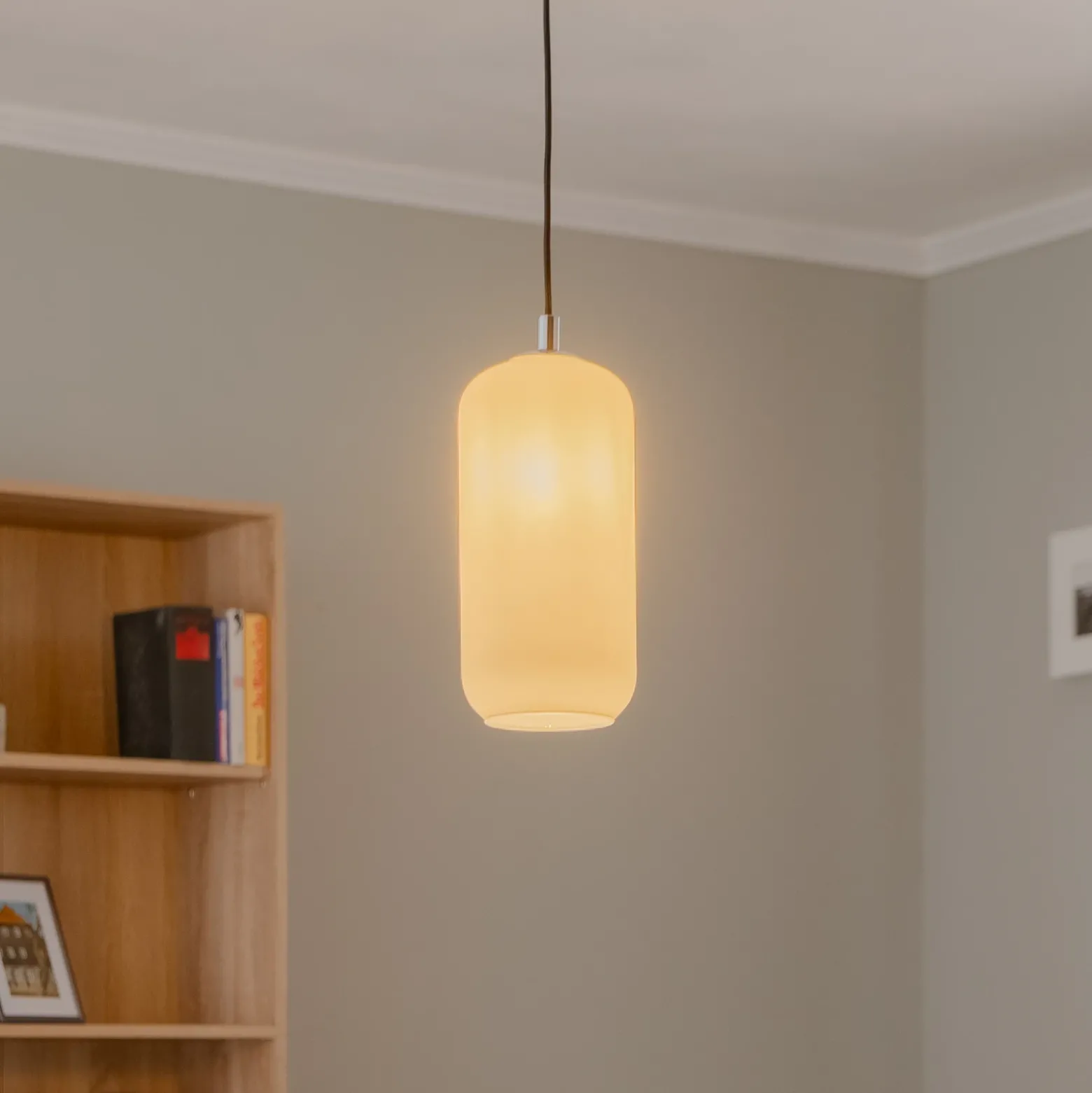 Lámpara colgante Kaja con pantalla de cristal larga, opalina