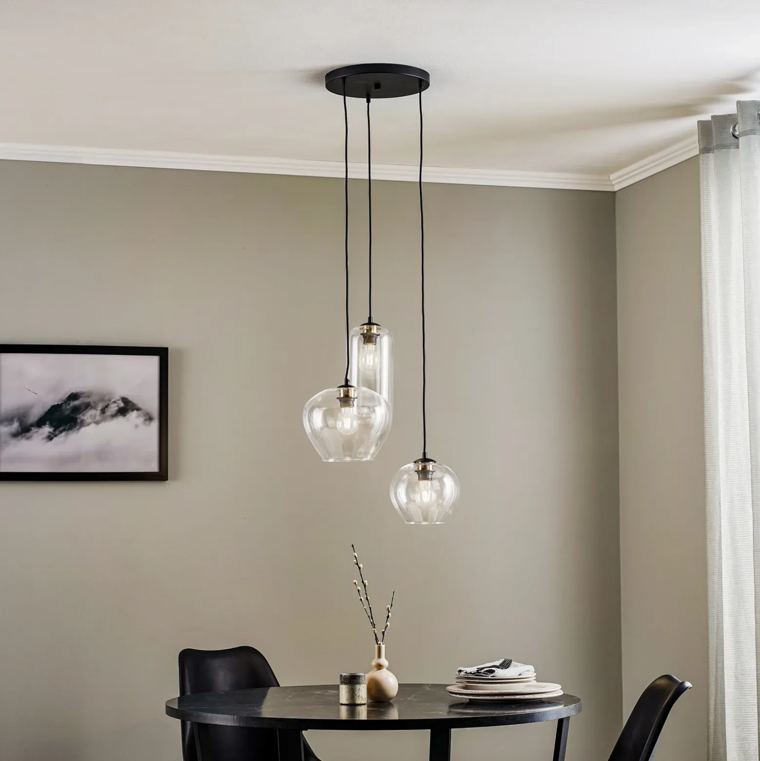 Lámpara colgante Kaja de 3 luces, pantallas de cristal transparente