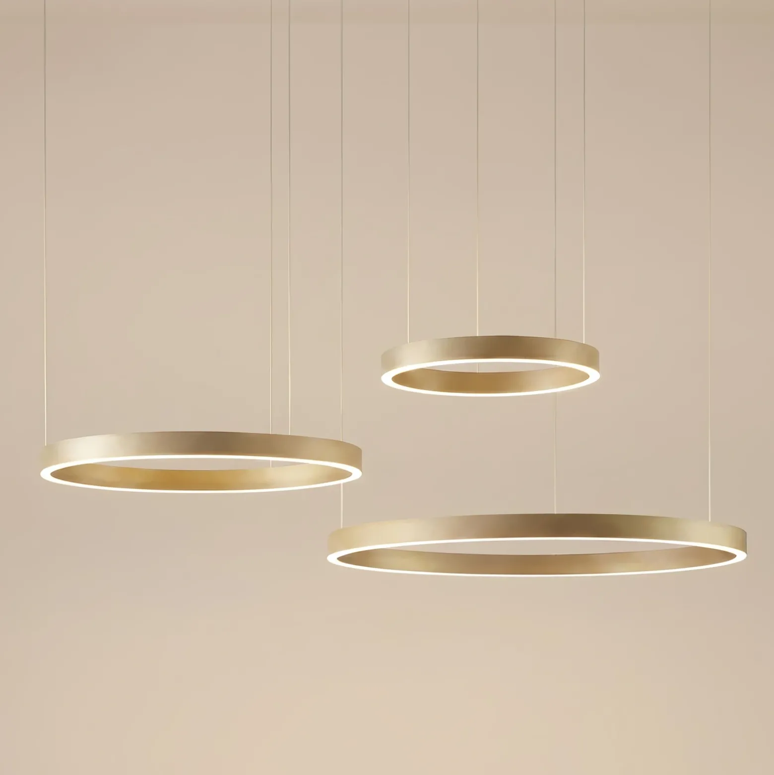 Lámpara colgante LED Aureon de Quitani, dorada, Ø 80 cm, atenuable, CCT