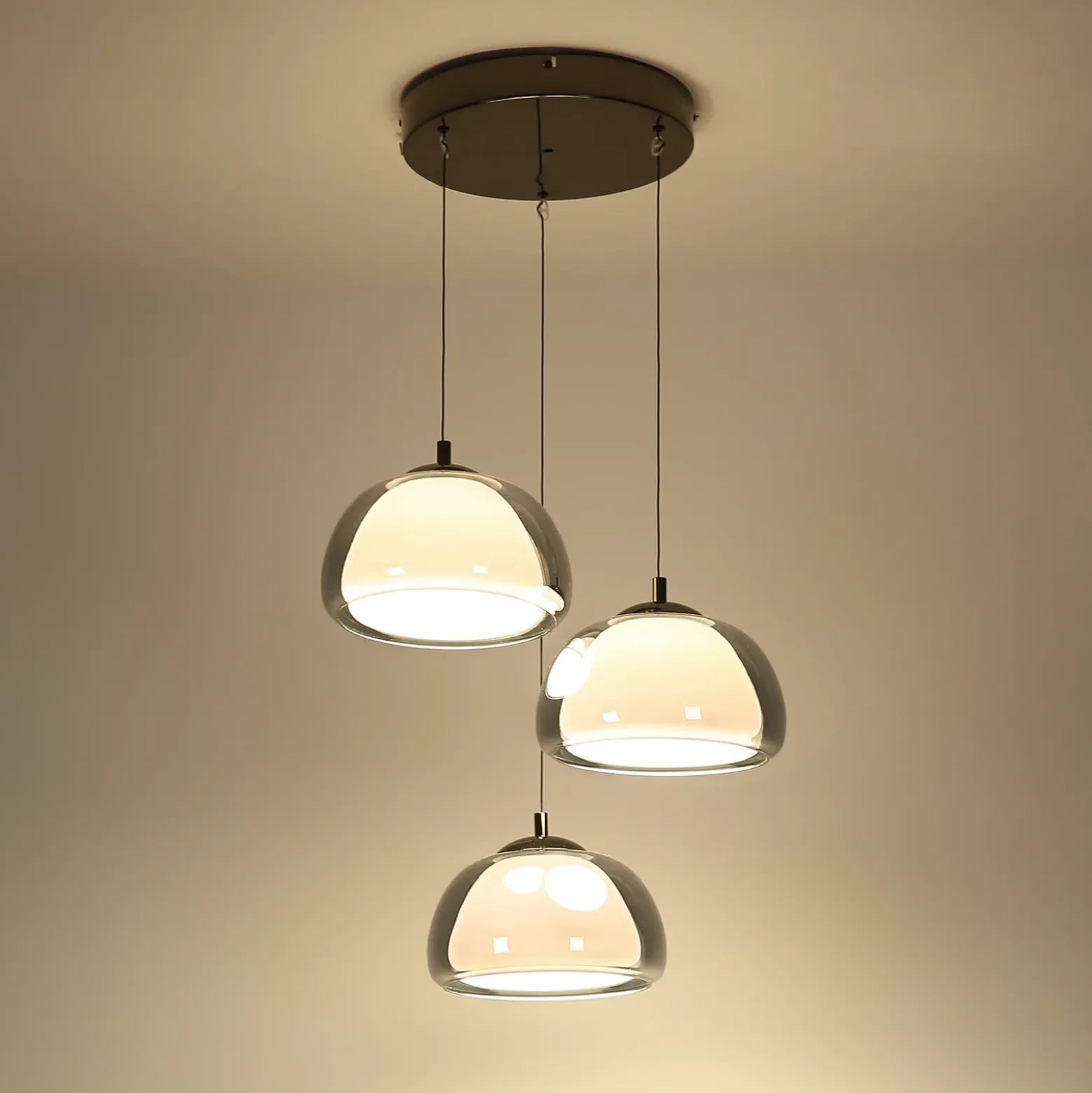 Lámpara colgante LED Avila, gris humo/negro, cristal, CCT, atenuable