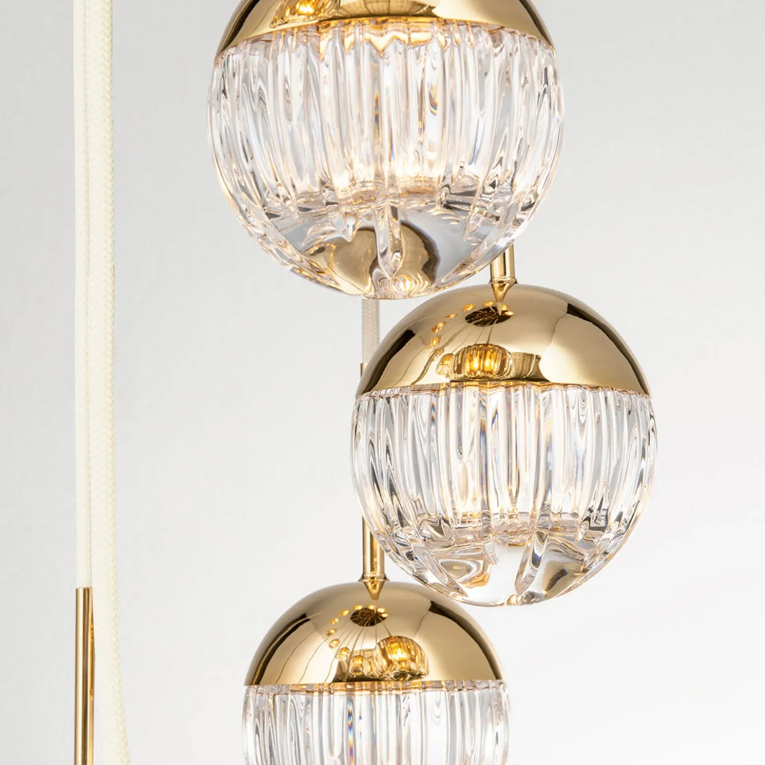 Lámpara colgante LED Ball 18 luces, oro/crema