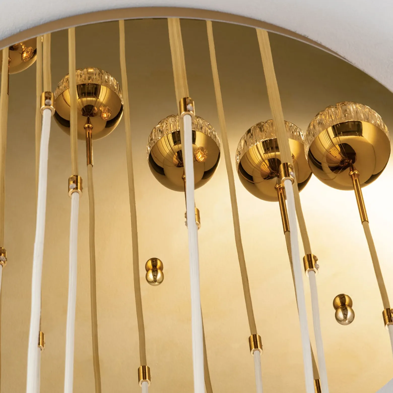 Lámpara colgante LED Ball 18 luces, oro/crema