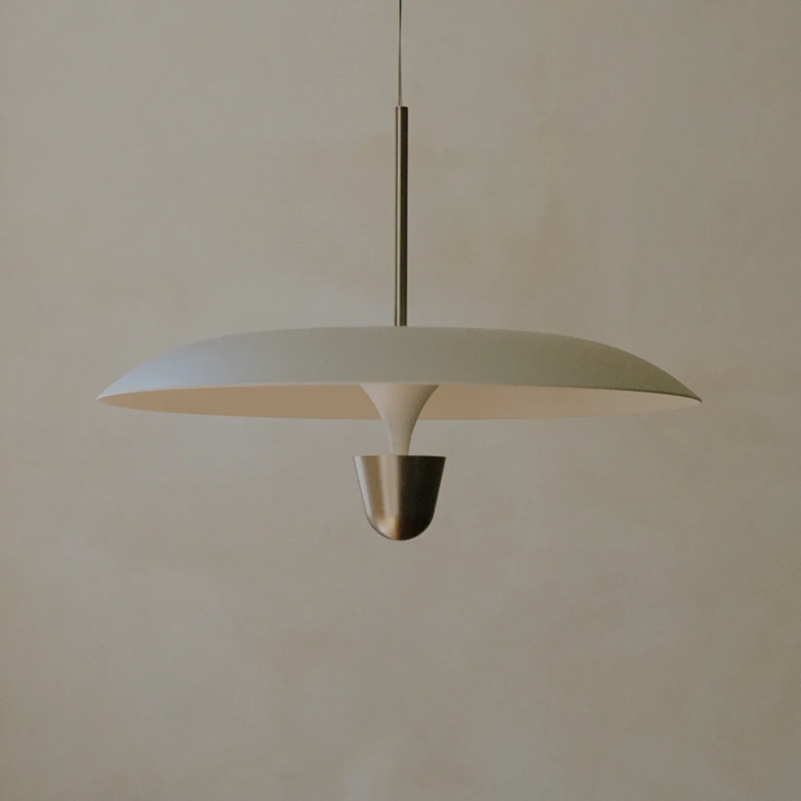Lámpara colgante LED «Kantarell» de New Works, Ø 55 cm, níquel