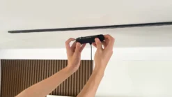 Lámpara colgante LED Lumaro de Lindby, dorada, Ø 3 cm, aluminio, 48 V, atenuable