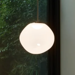 Lámpara colgante LED Melt de Tom Dixon, Ø 50 cm, color ópalo/plateado