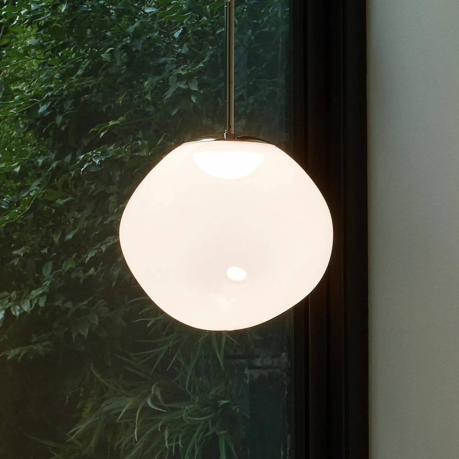 Lámpara colgante LED Melt de Tom Dixon, Ø 50 cm, color ópalo/plateado