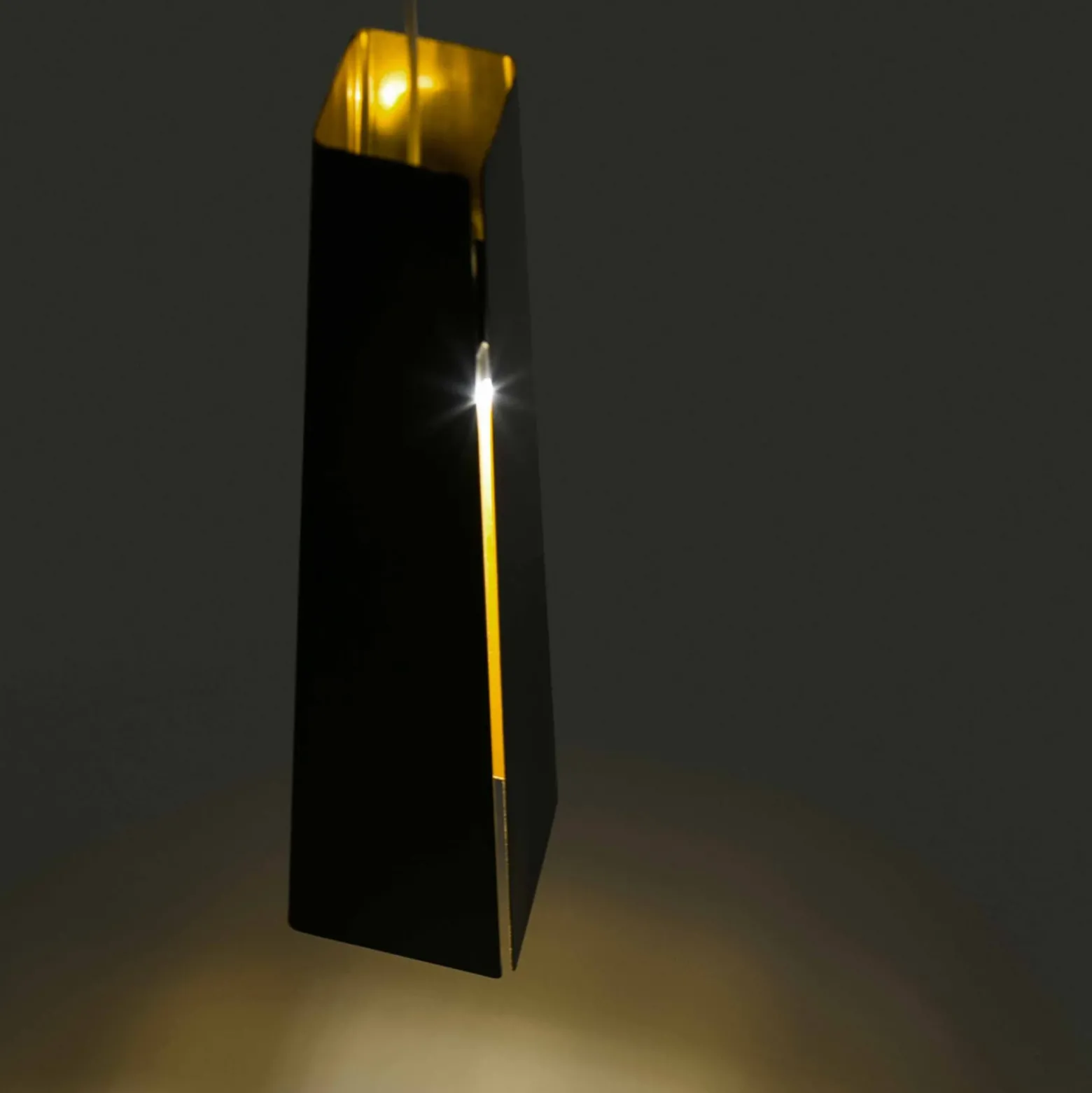 Lámpara colgante LED Pluma, negro y dorado