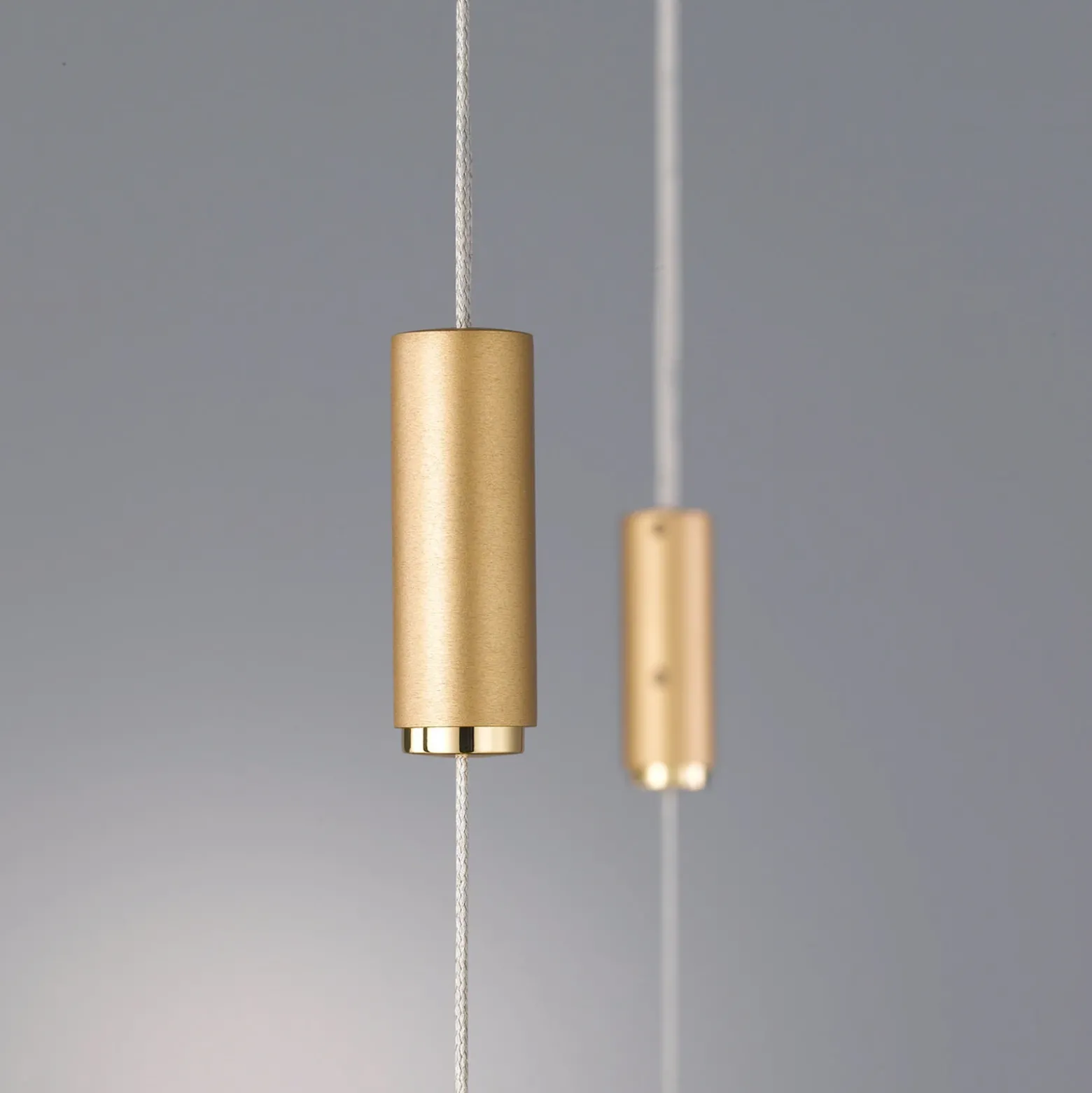 Lámpara colgante LED Quitani Tolu, longitud 179 cm, latón