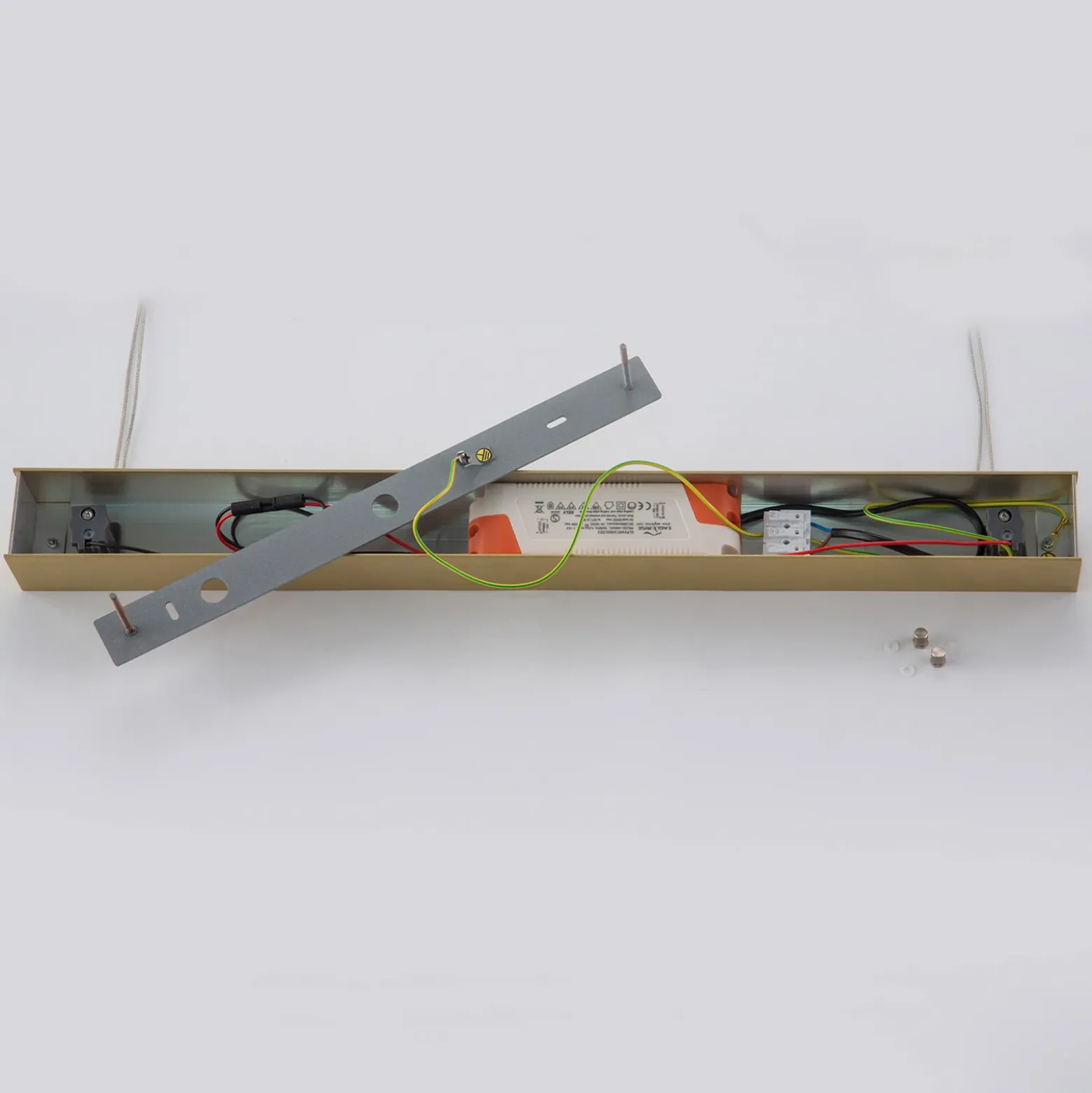 Lámpara colgante LED Quitani Tolu, longitud 119 cm, latón