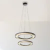 Lámpara colgante LED Rilas, negro/madera, Ø 57 cm, atenuable