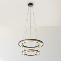 Lámpara colgante LED Rilas, negro/madera, Ø 57 cm, atenuable