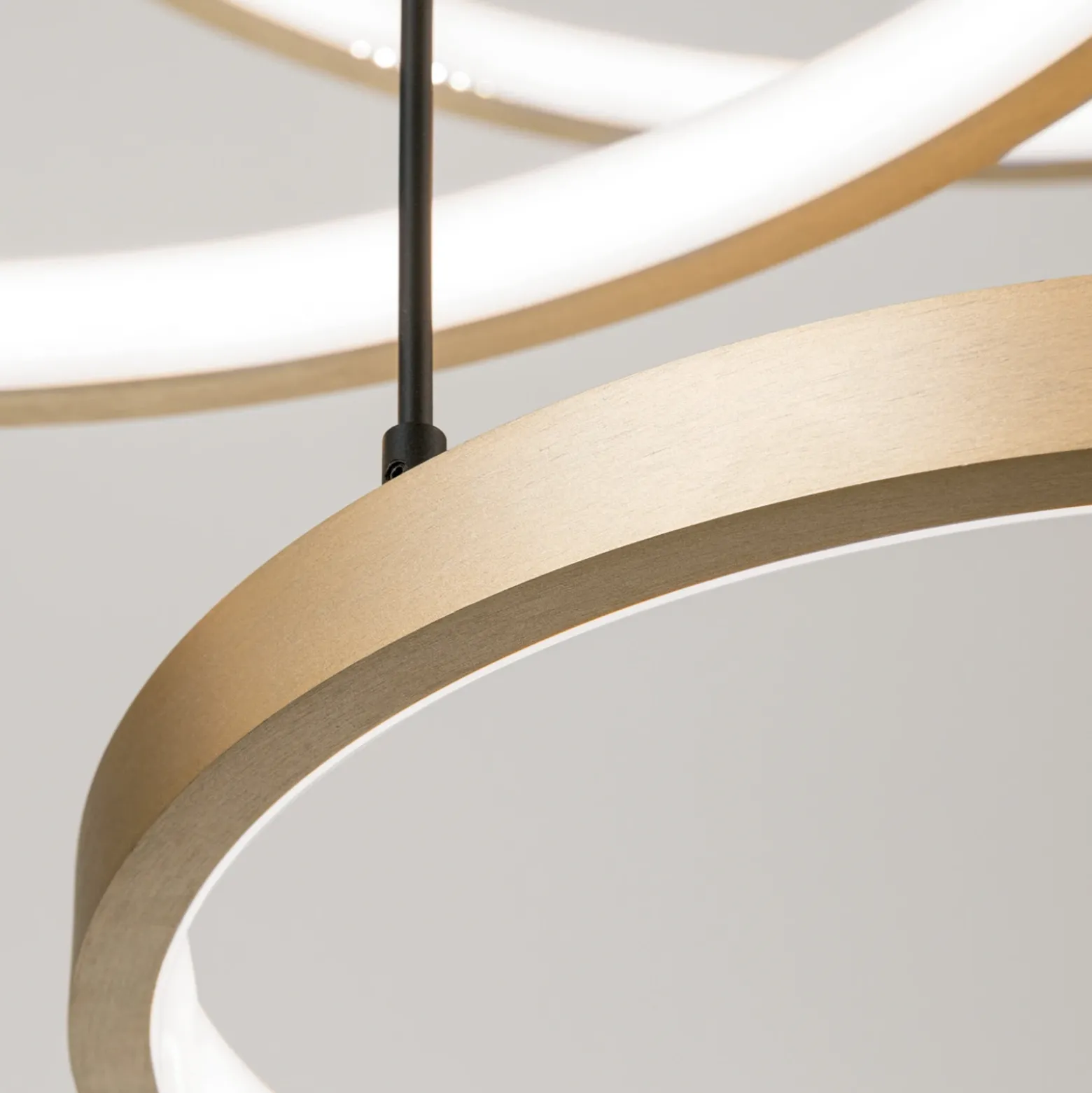 Lámpara colgante LED Sphere, 3 luces, negro/oro