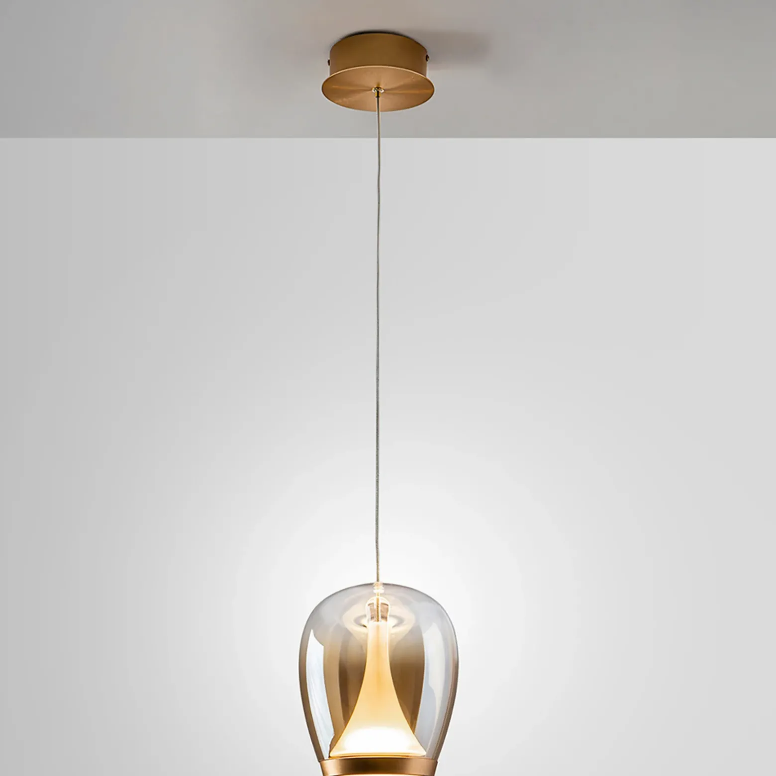 Lámpara colgante LED Suspiro, Ø 18 cm, color dorado/ámbar, cristal