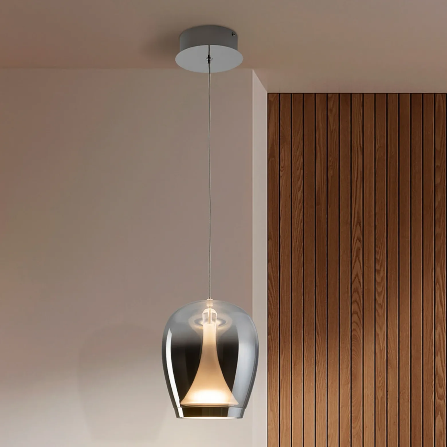 Lámpara colgante LED Suspiro, Ø 18 cm, color cromado/gris humo, cristal