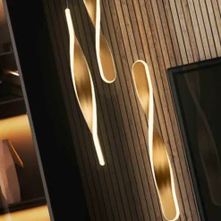 Lámpara colgante LED Twist, 3 luces Aluminio, metal, acrílico, color dorado