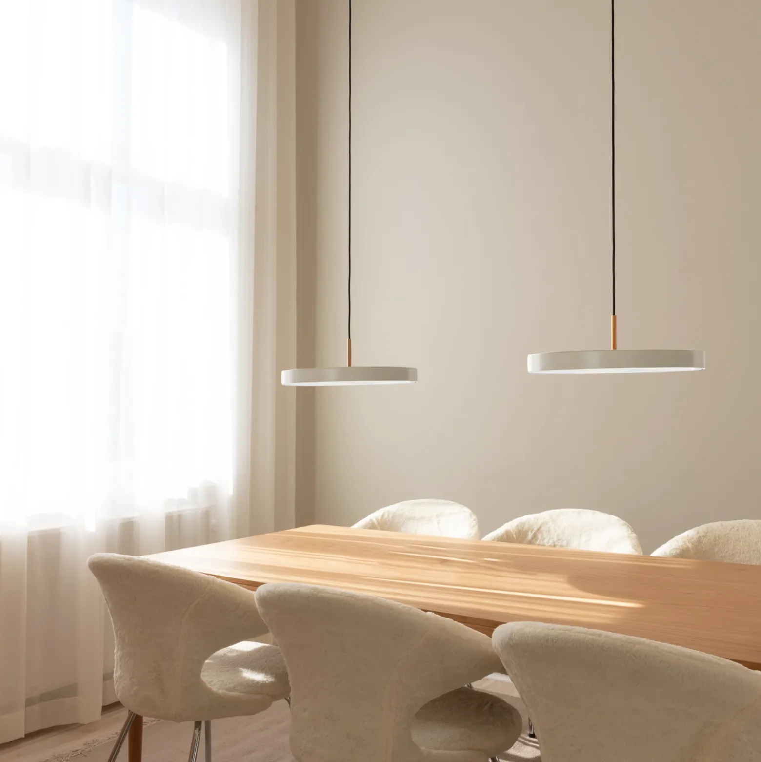 Lámpara colgante LED UMAGE Asteria Medium nácar/latón Ø 43 cm