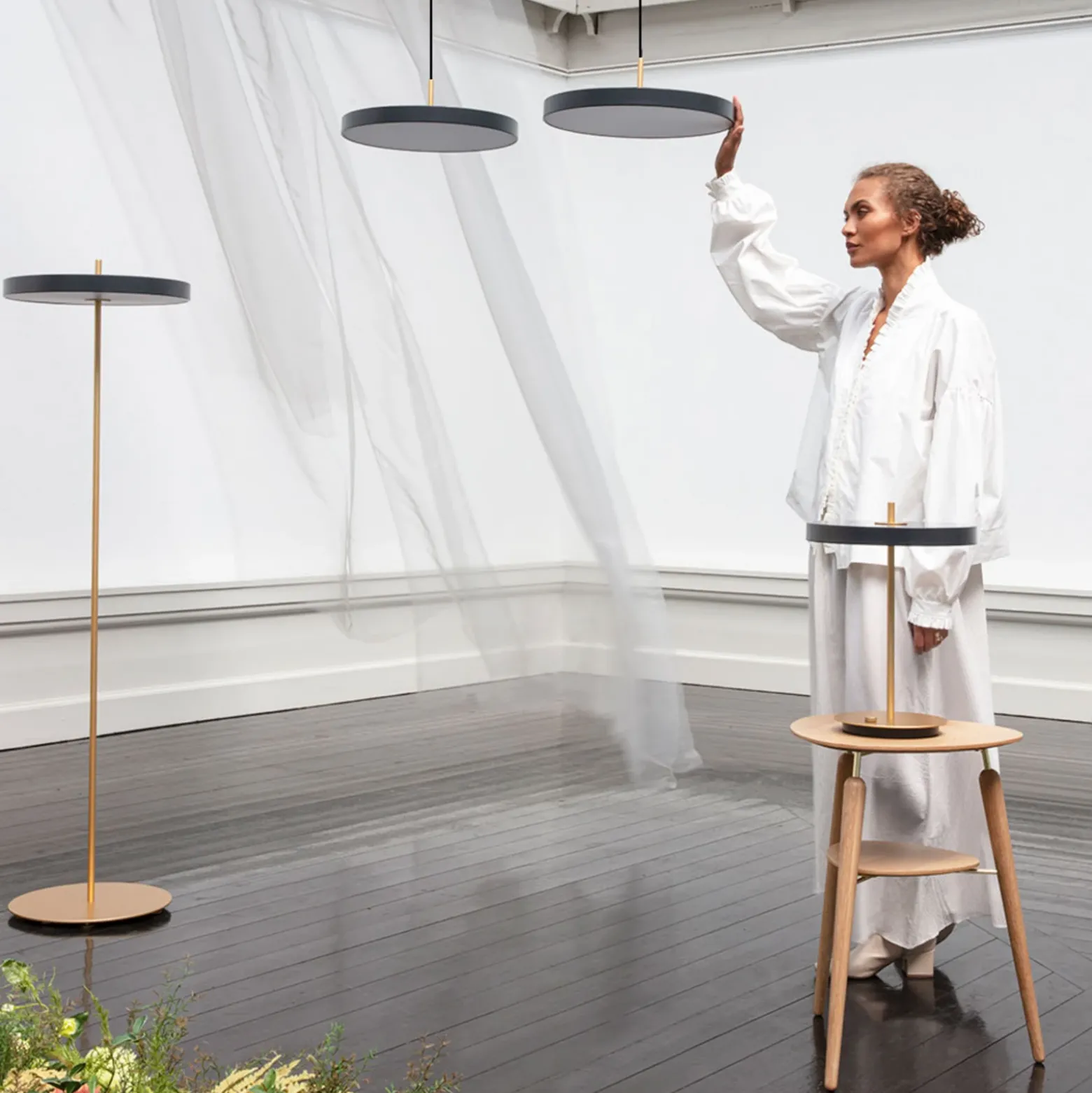 Lámpara colgante LED UMAGE Asteria Mini, antracita/latón Ø 31 cm