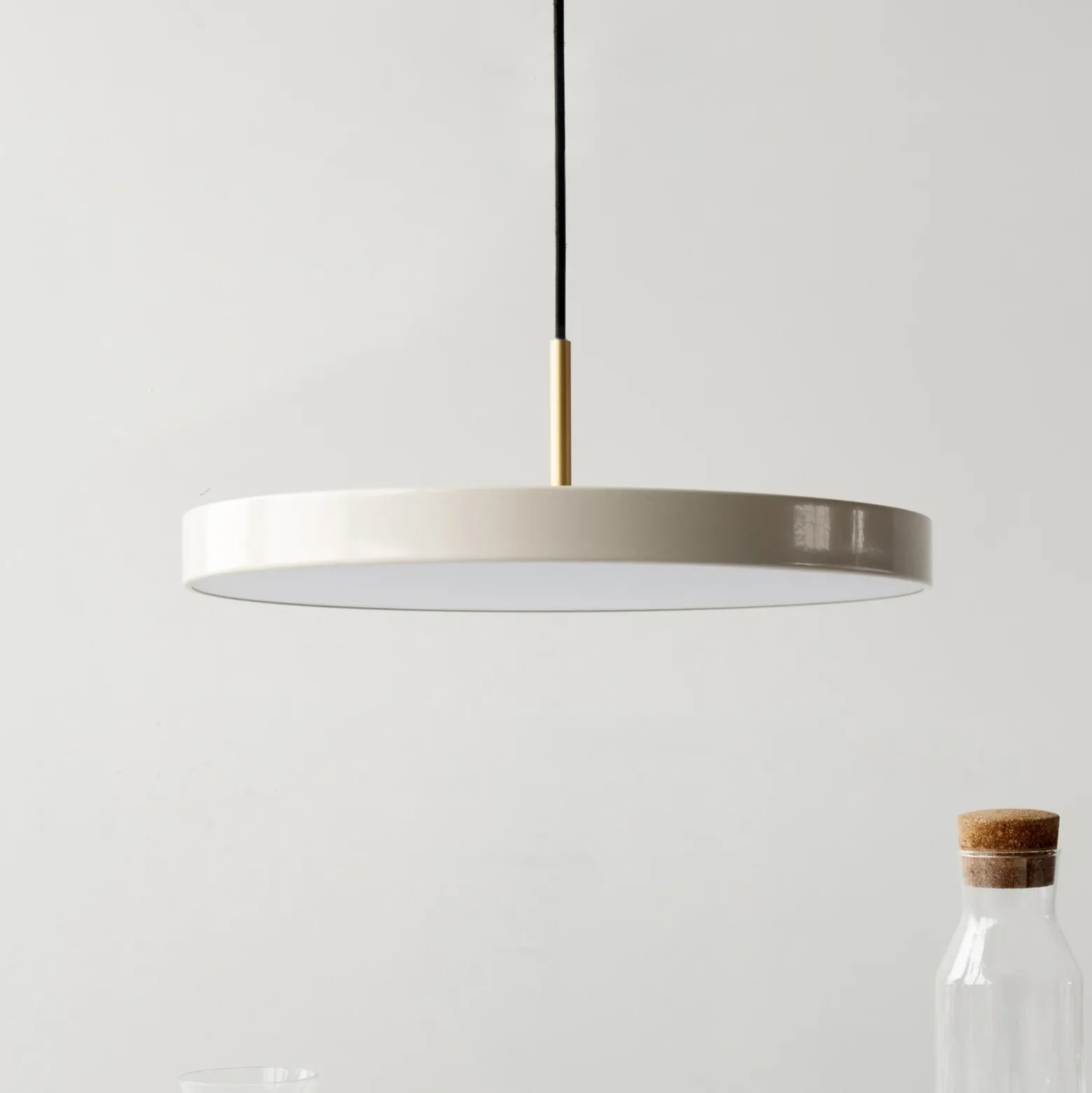 Lámpara colgante LED UMAGE Asteria Medium nácar/latón Ø 43 cm