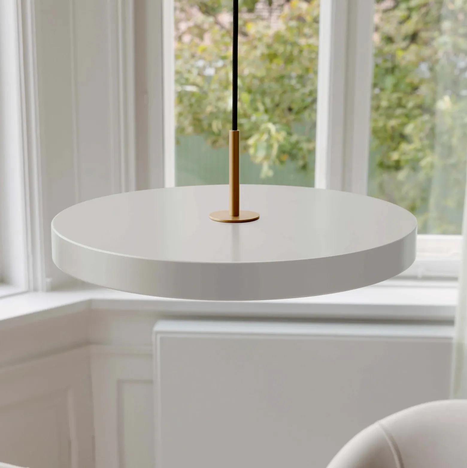 Lámpara colgante LED UMAGE Asteria Medium nácar/latón Ø 43 cm