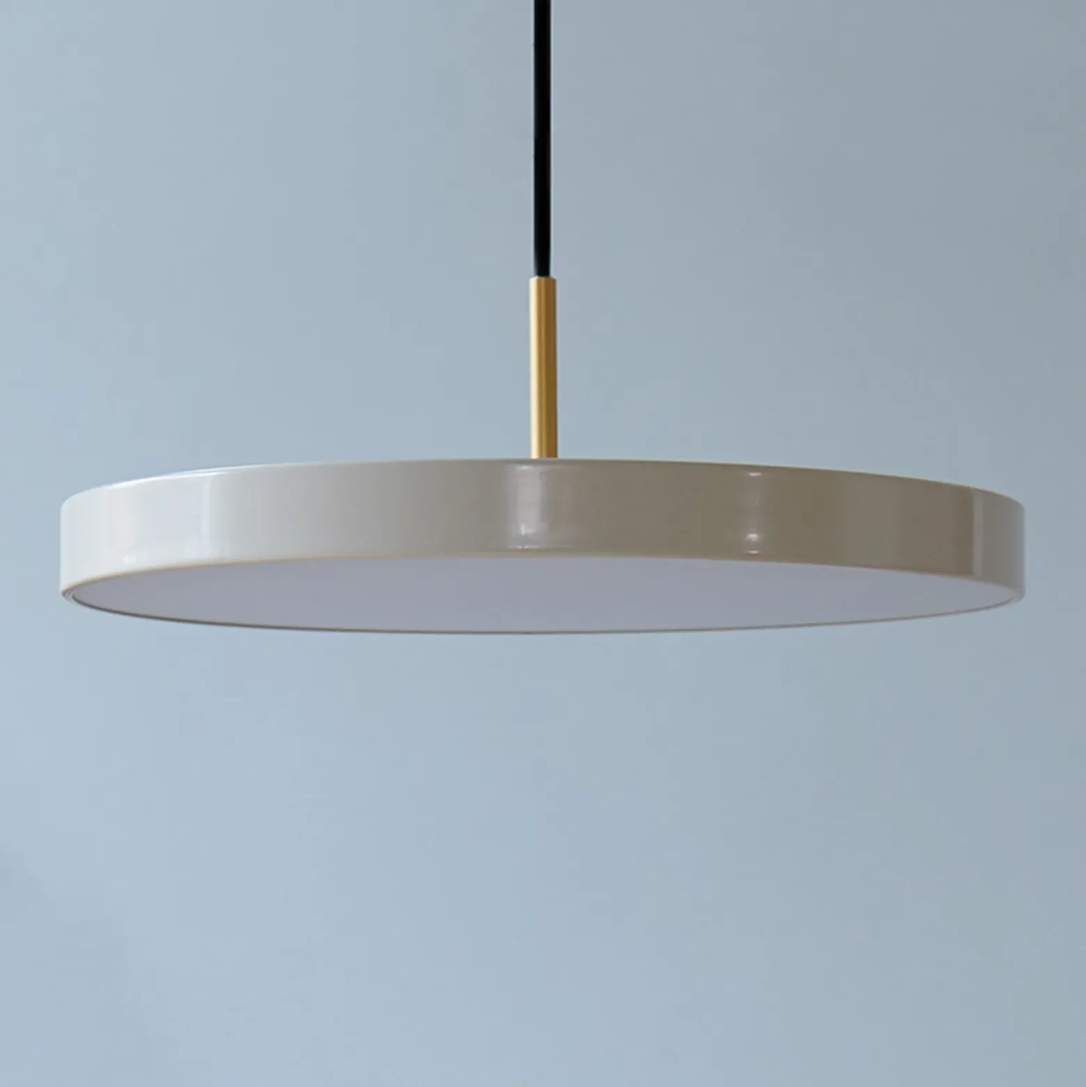 Lámpara colgante LED UMAGE Asteria Mini, blanco perla/latón, Ø 31 cm