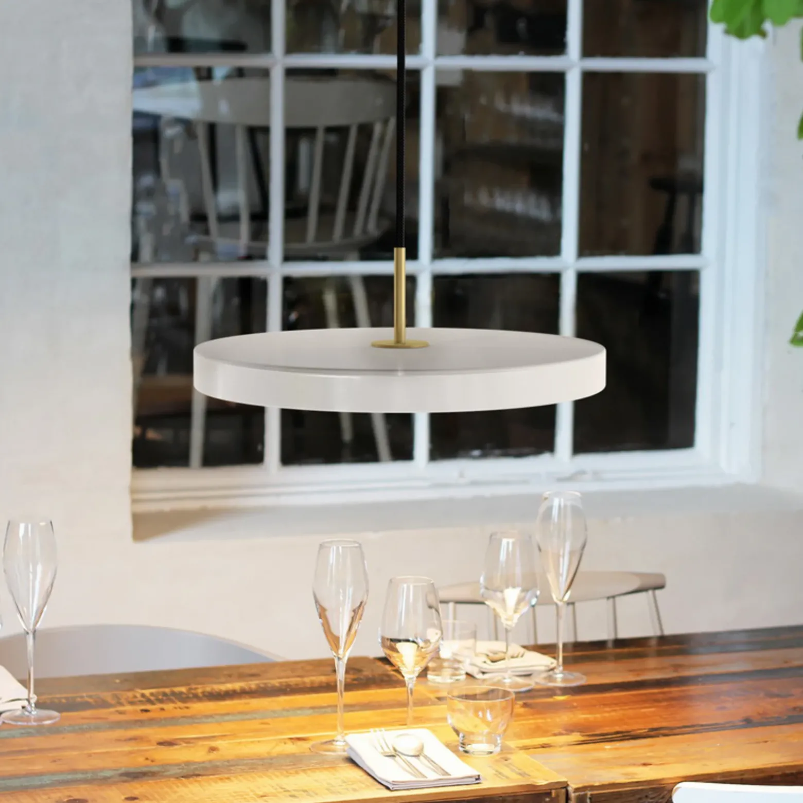 Lámpara colgante LED UMAGE Asteria Mini, blanco perla/latón, Ø 31 cm