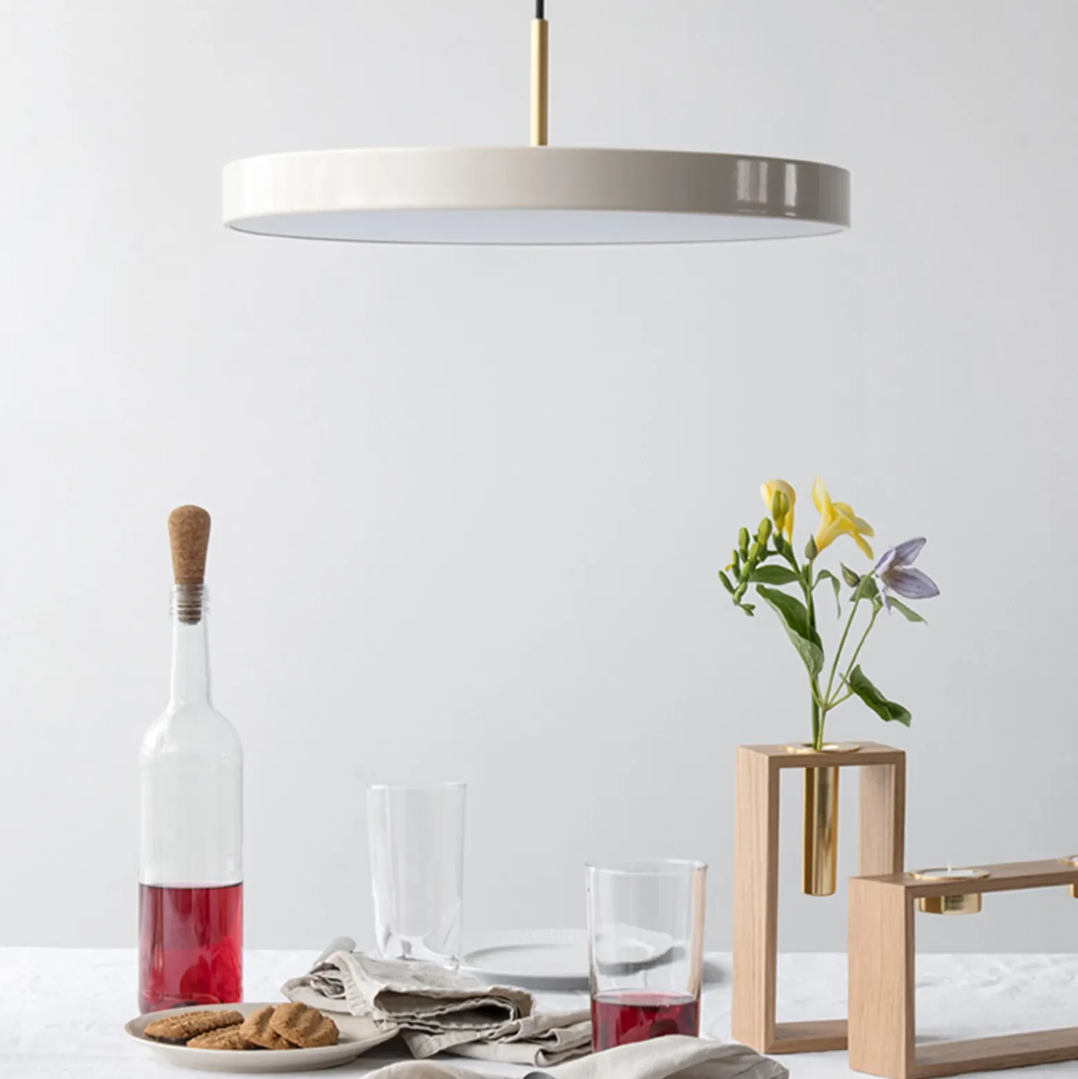 Lámpara colgante LED UMAGE Asteria Mini, blanco perla/latón, Ø 31 cm