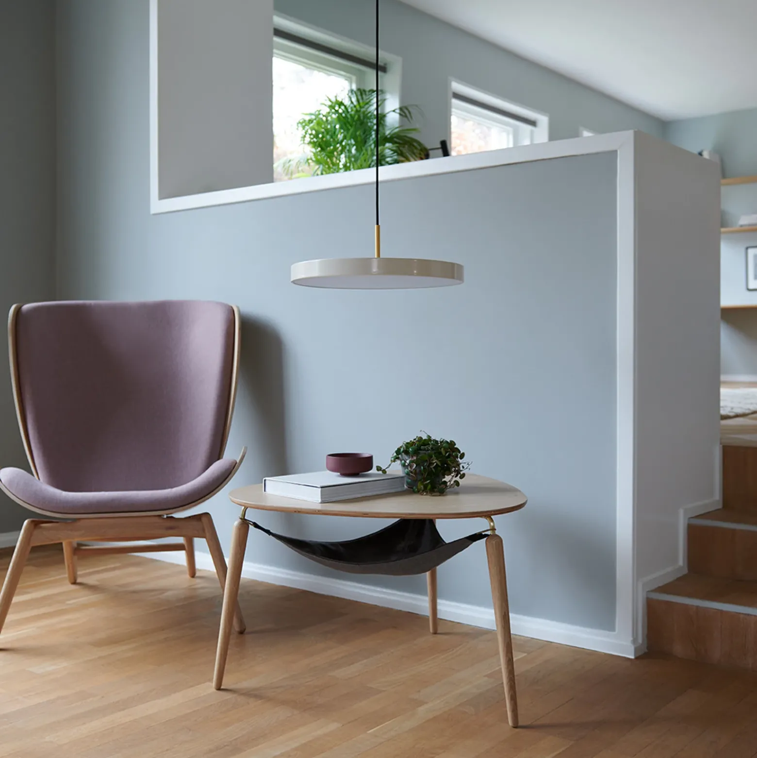 Lámpara colgante LED UMAGE Asteria Mini, blanco perla/latón, Ø 31 cm