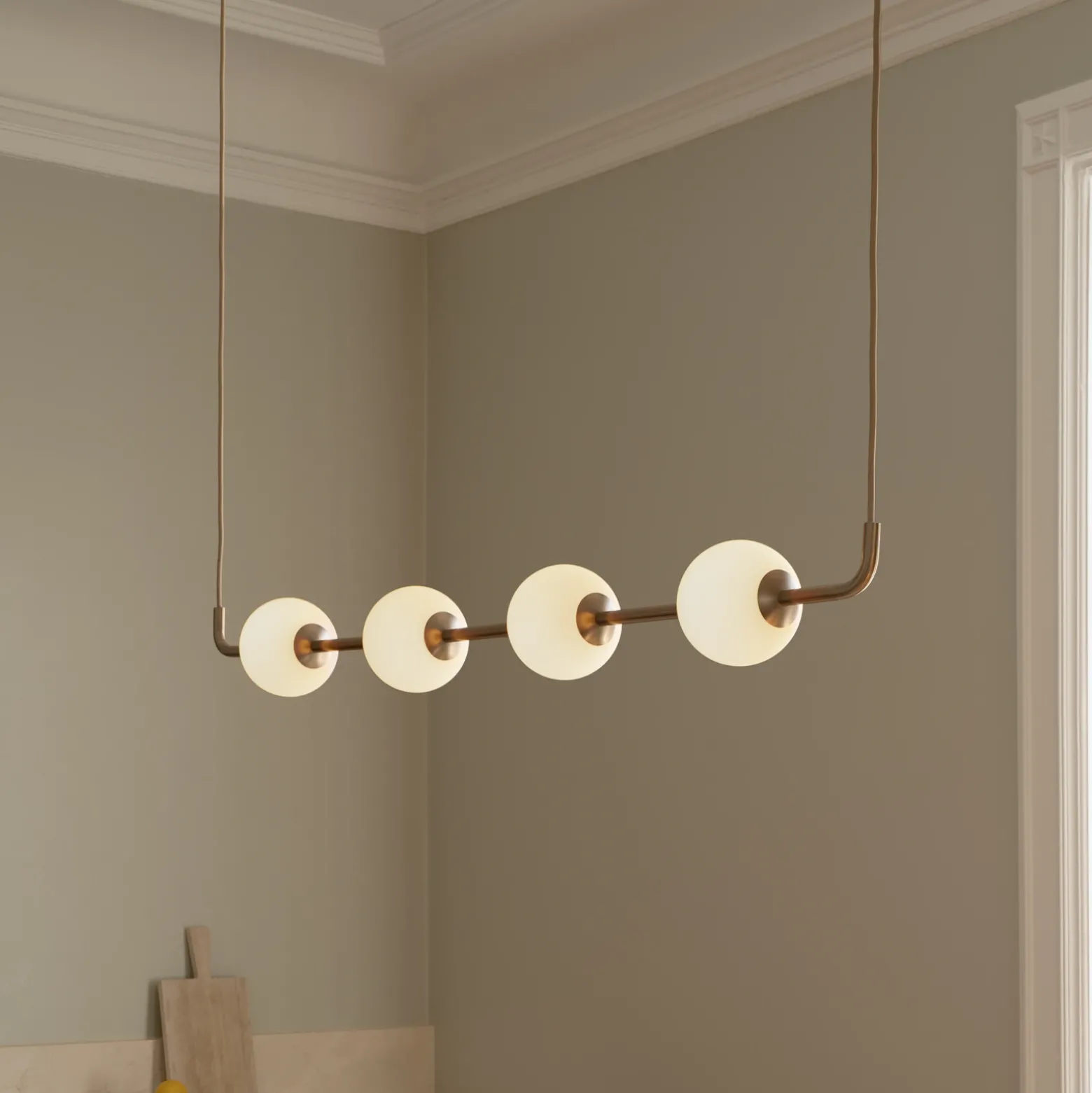 Lámpara colgante LED UMAGE Audrey LINEAR, latón, 118 cm, 4 luces.