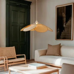 Lámpara colgante Lindby Astraia, natural/blanco, ratán, Ø 80 cm