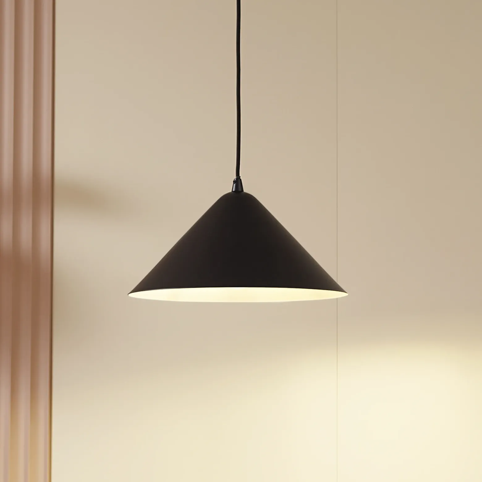 Lámpara colgante Lindby Clarine, negro/blanco, Ø 32 cm, metal