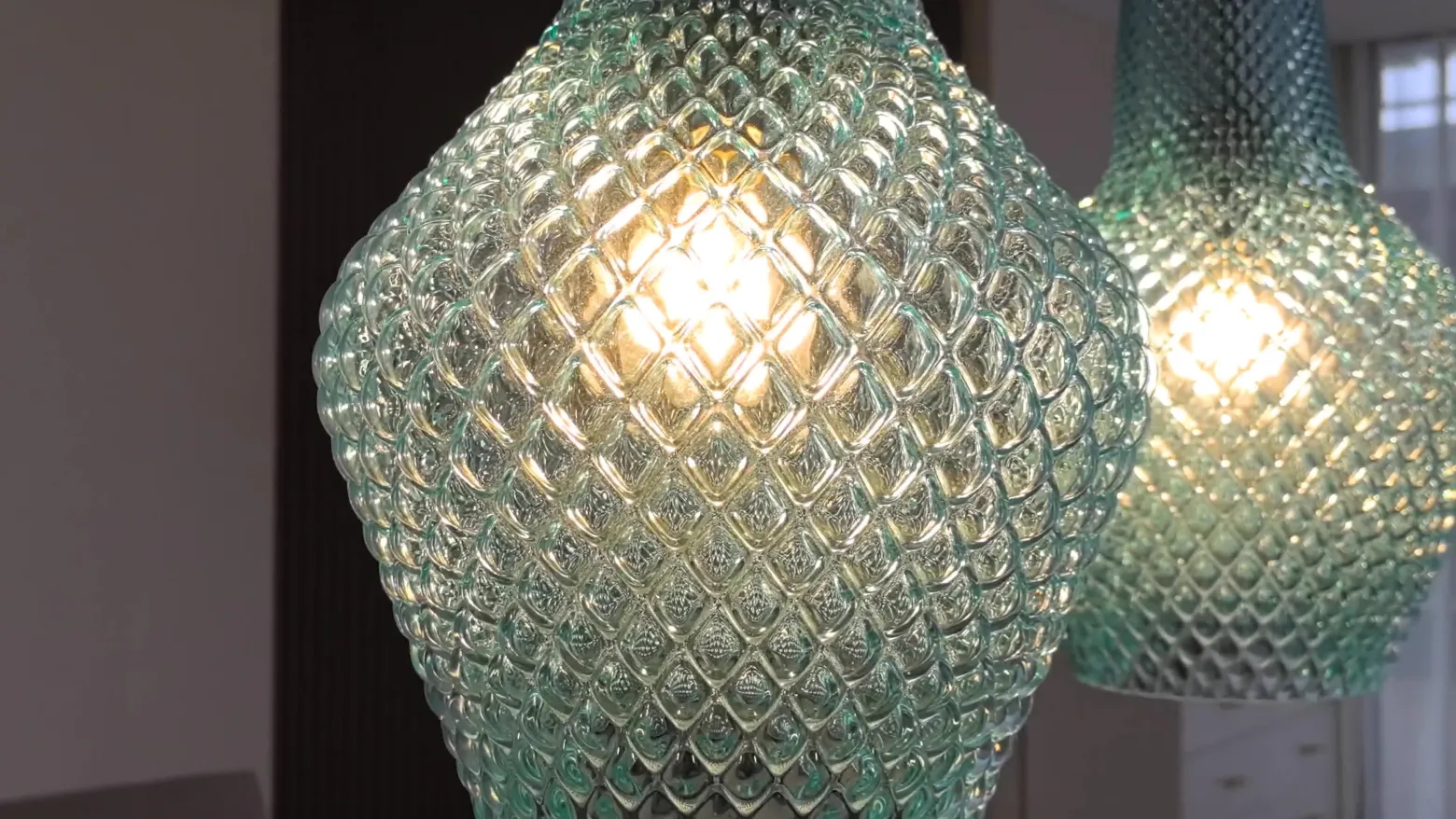 Lámpara colgante Lindby Drakar, 3 luces, azul claro, cristal, Ø 25 cm