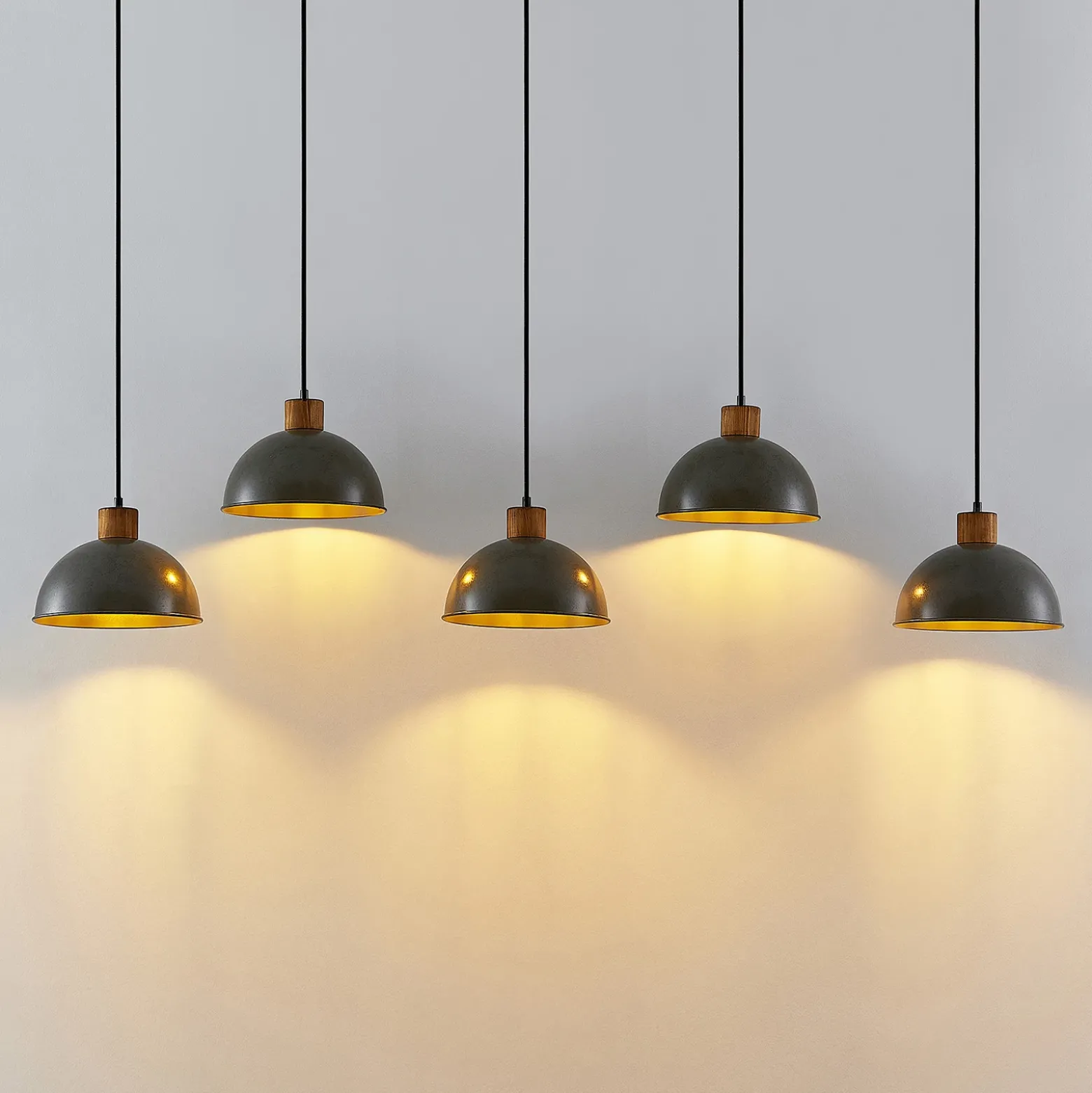 Lámpara colgante Lindby Durbis, 149 cm, negra, 5 luces, madera