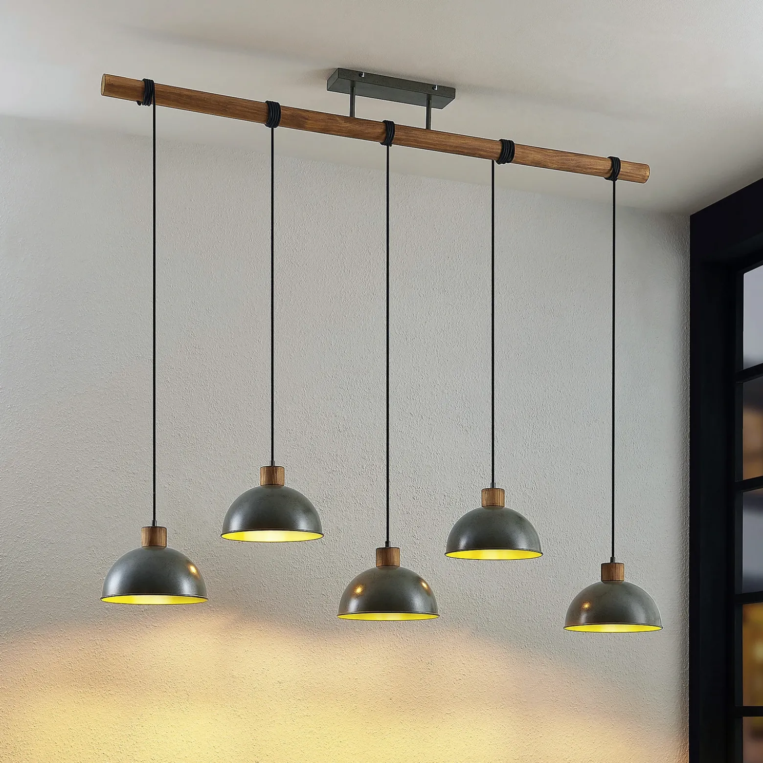 Lámpara colgante Lindby Durbis, 149 cm, negra, 5 luces, madera