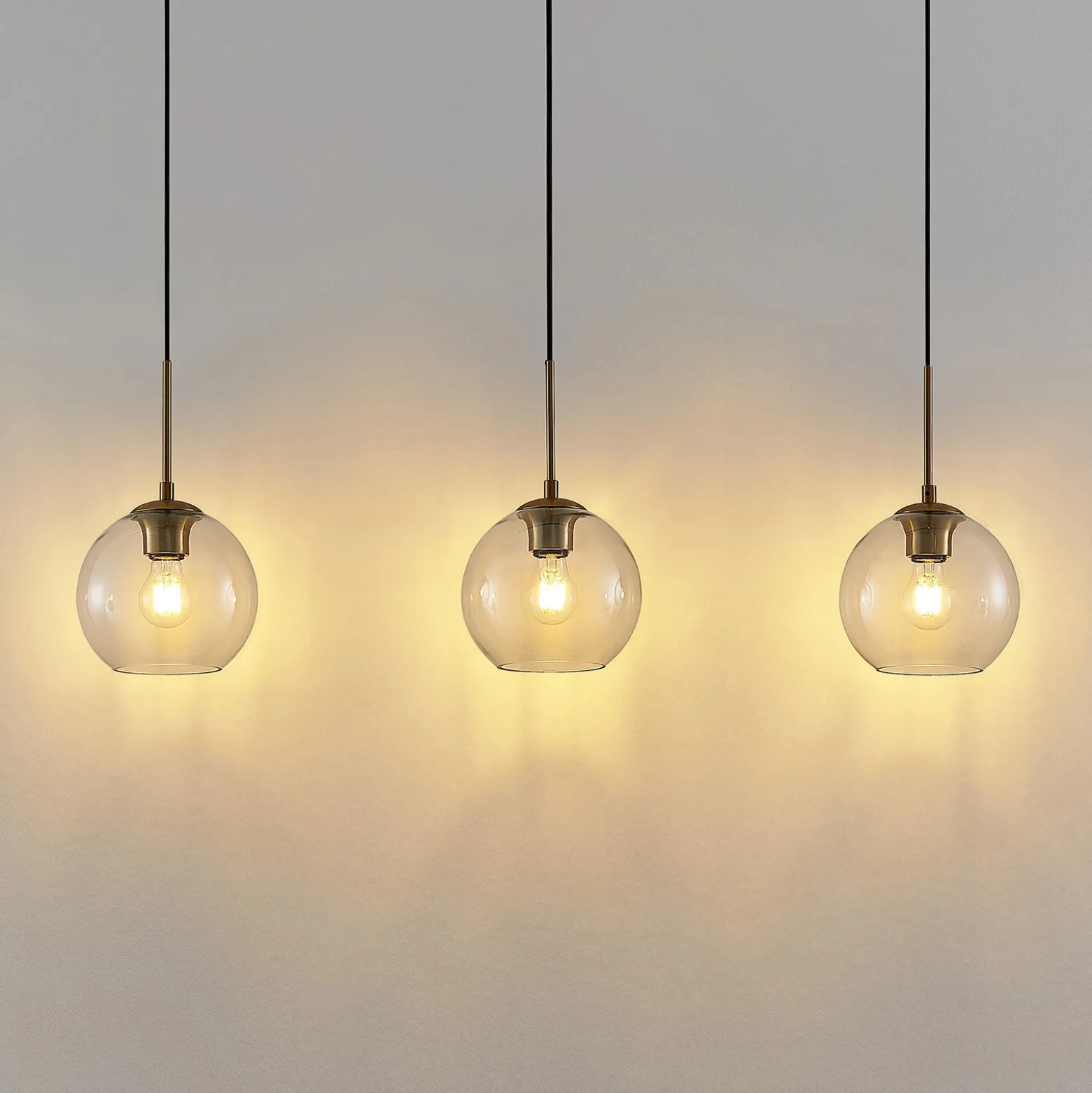 Lámpara colgante Lindby Grady, latón/claro, 110 cm, metal, cristal