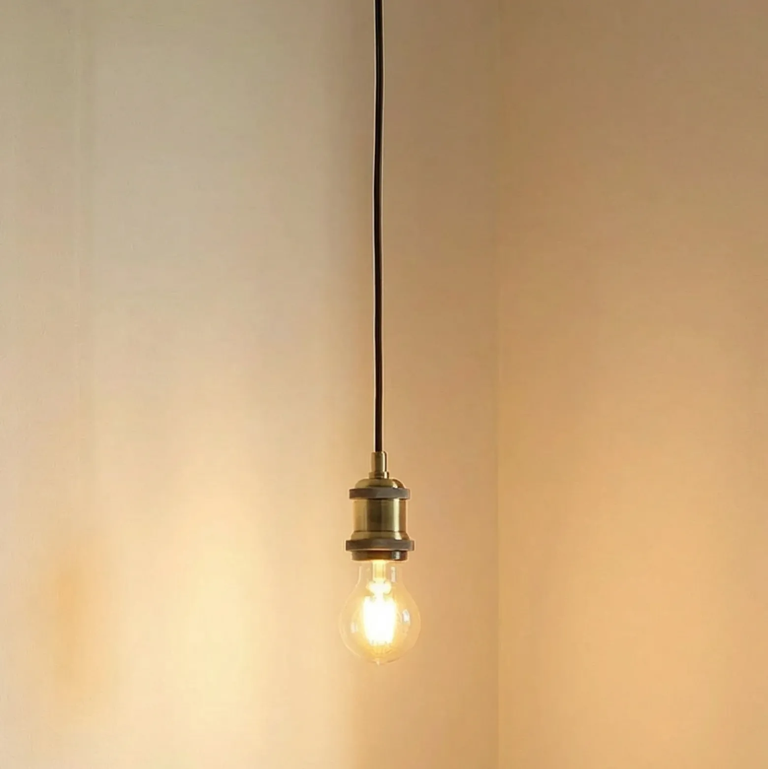 Lámpara colgante Lindby Hattie, portalámpara E27, latón, Ø 5 cm