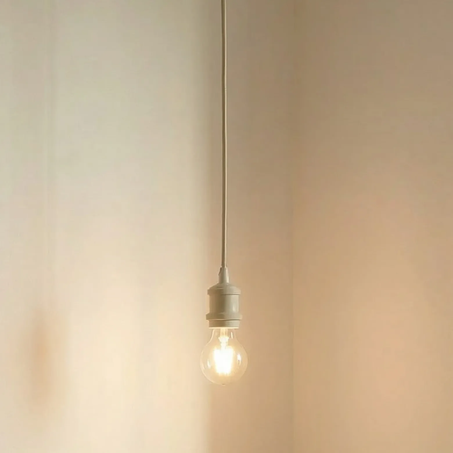 Lámpara colgante Lindby Hattie, portalámpara E27, beige, Ø 5 cm