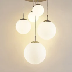 Lámpara colgante Lindby Heleska, blanca, de cristal, 5 luces, Ø 50 cm