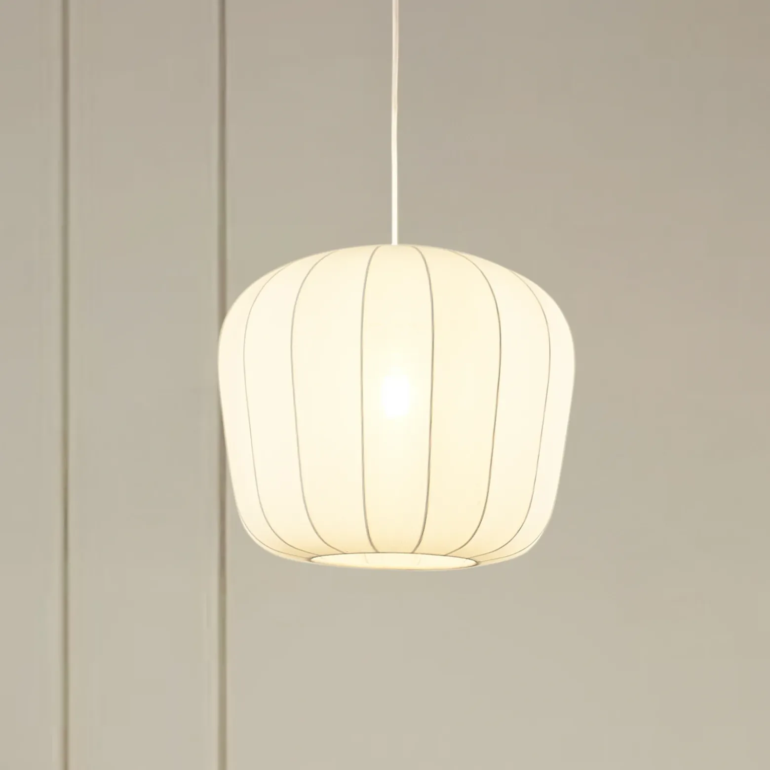 Lámpara colgante Lindby Helin, blanca, Ø 35 cm, tela