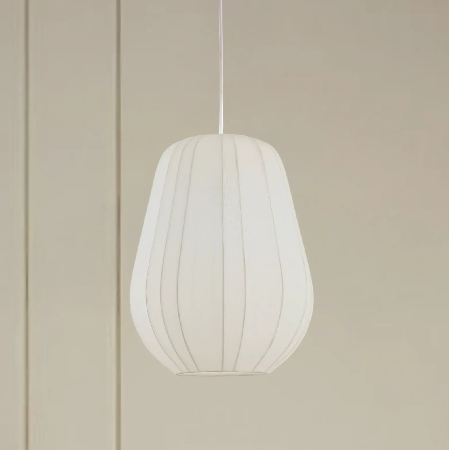 Lámpara colgante Lindby Helin, blanca, Ø 30 cm, tela