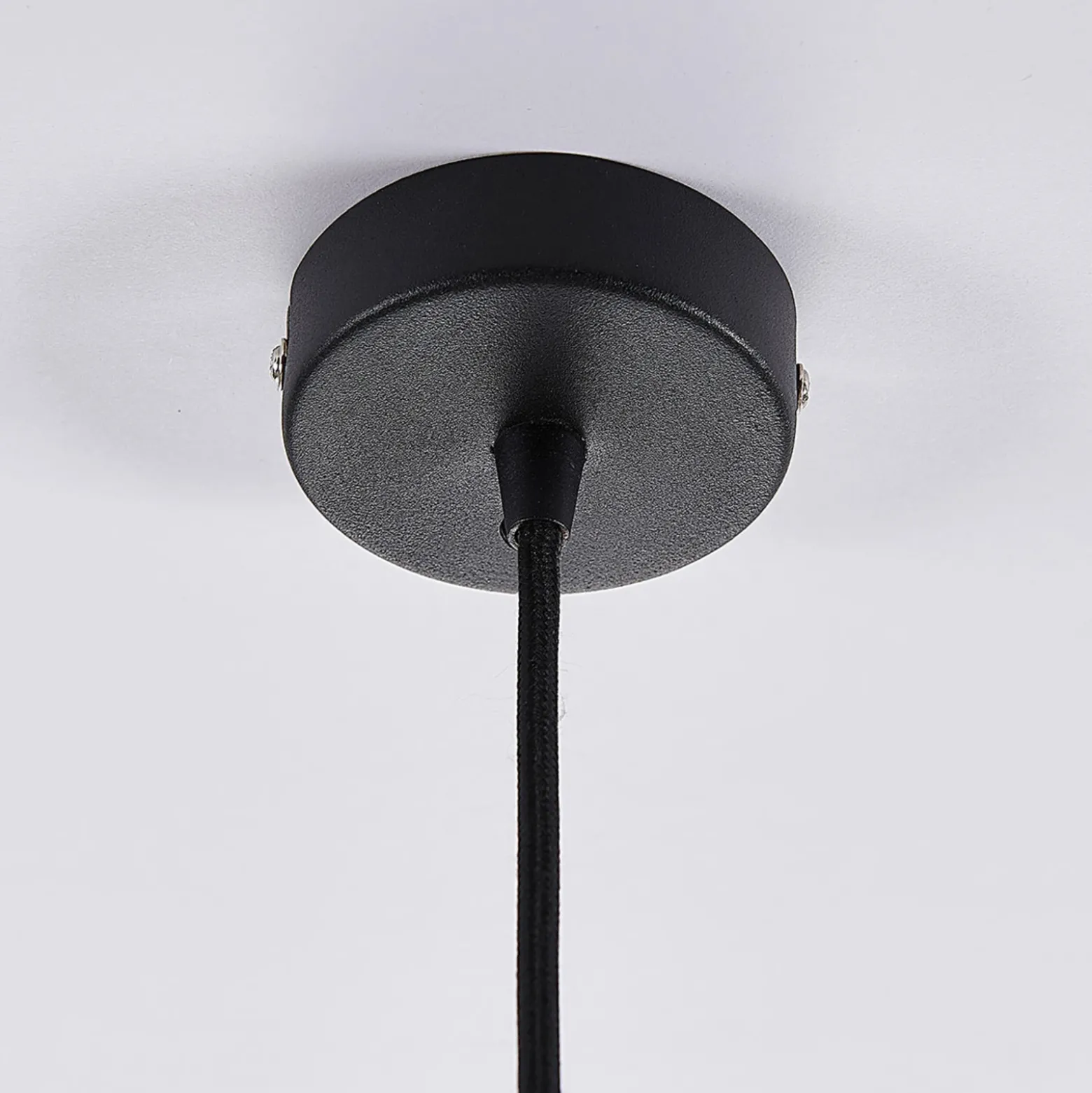Lámpara colgante Lindby Jasminka, negro/oro, metal, 1 luz.