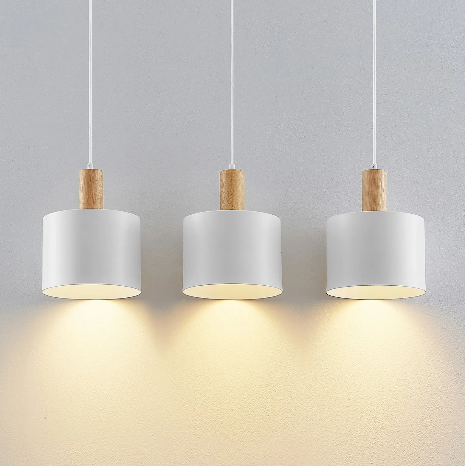Lámpara colgante Lindby Kadir, 73 cm, 3 luces, blanco, madera