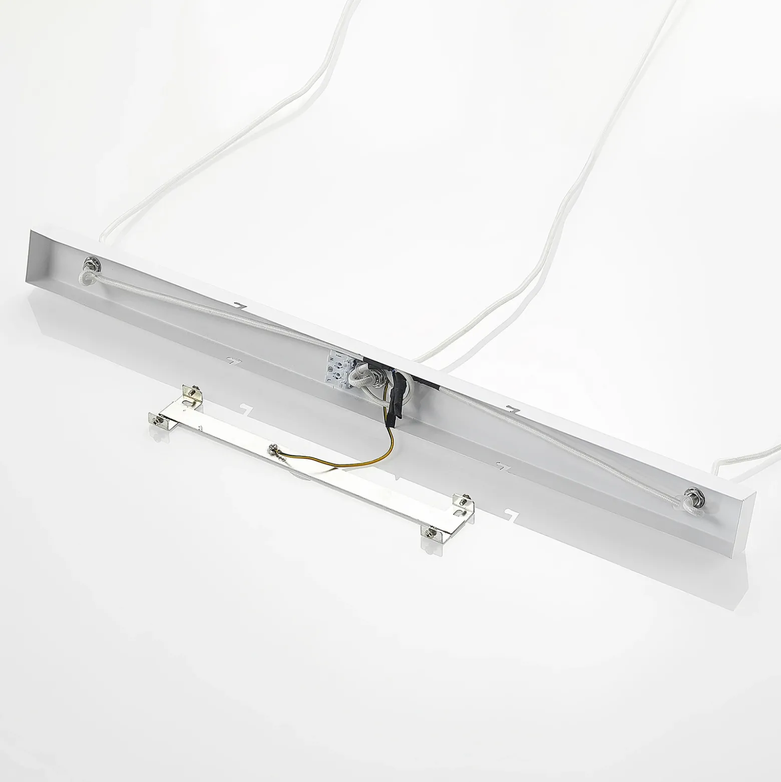 Lámpara colgante Lindby Kadir, 73 cm, 3 luces, blanco, madera