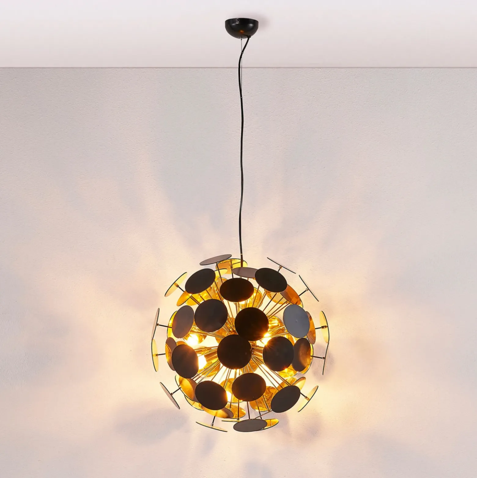 Lámpara colgante Lindby Kinan, Ø 54 cm, negro, dorado, metal