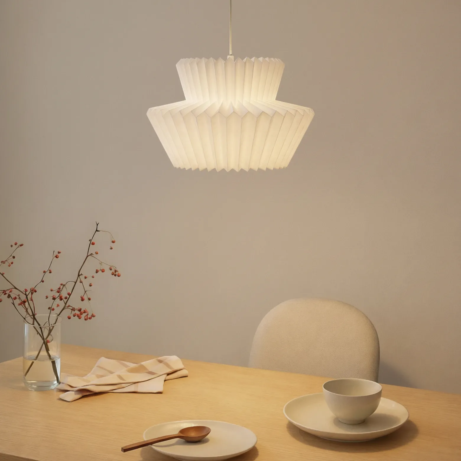 Lámpara colgante Lindby Magali, blanca, papel, Ø 45 cm, E27