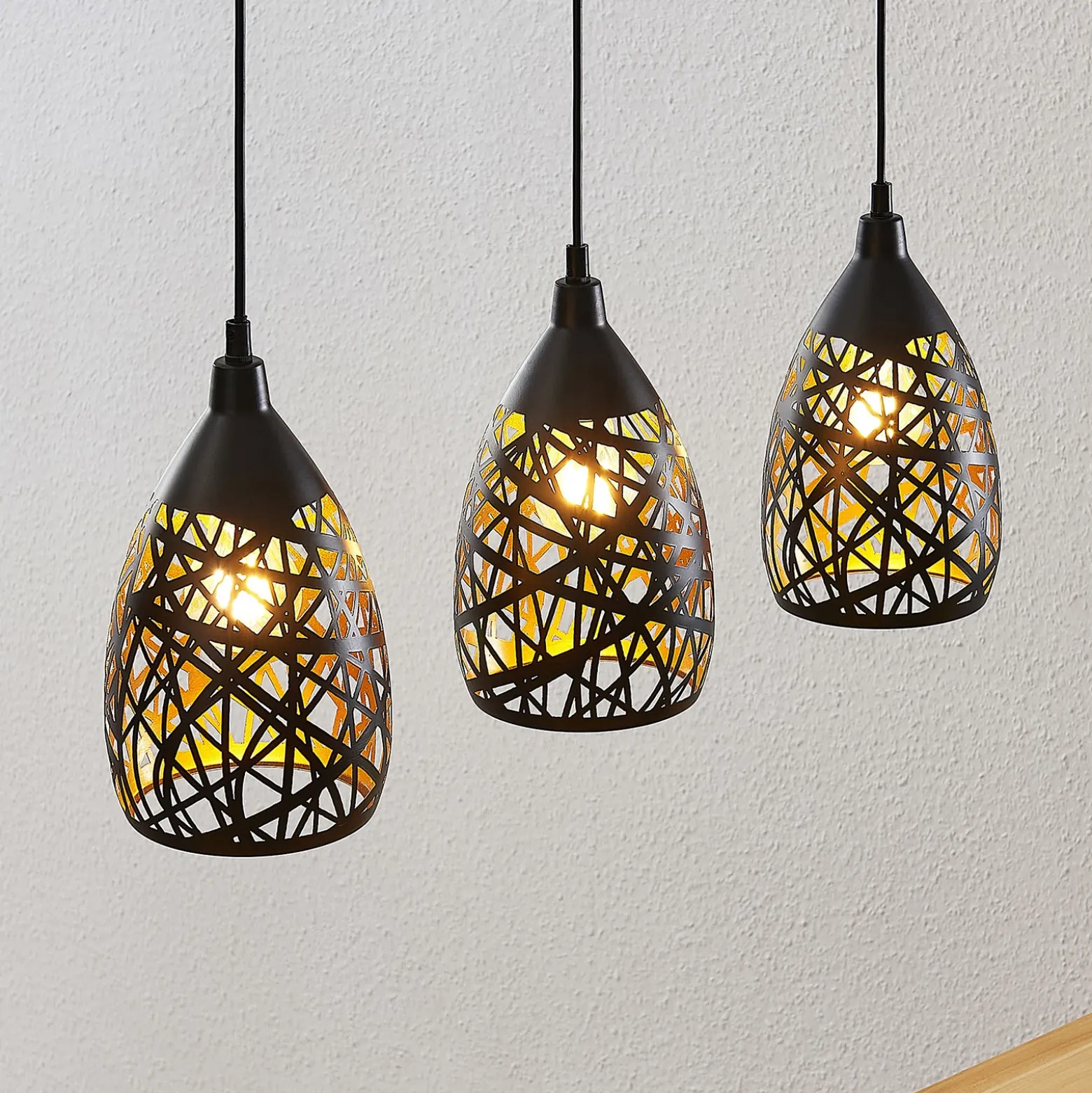 Lámpara colgante Lindby Marcello, 75 cm, 3 luces, negro-dorado