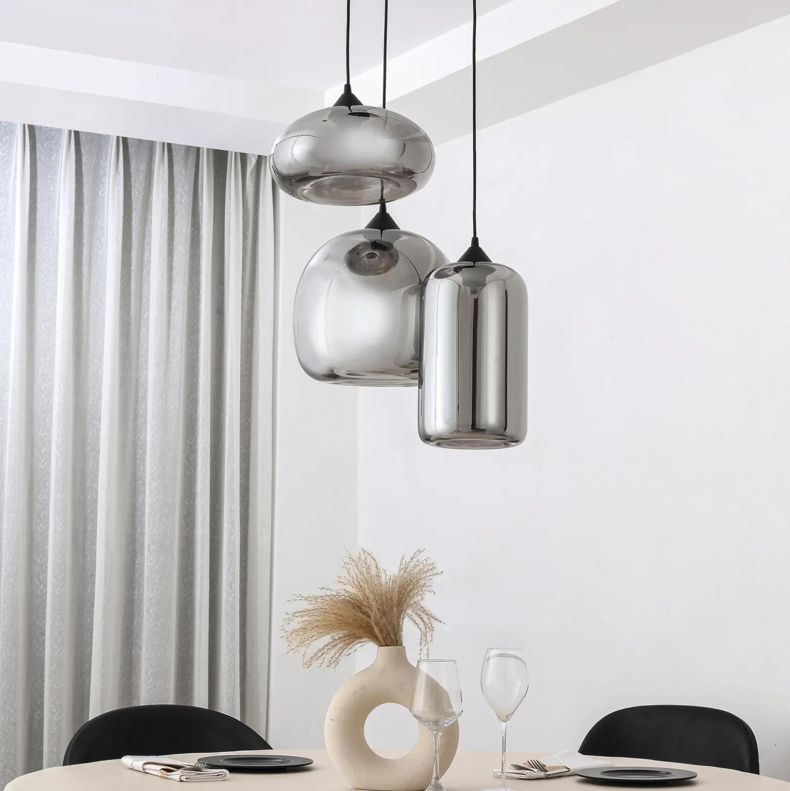 Lámpara colgante Lindby Marla, redonda, cristal, gris humo, 50 cm