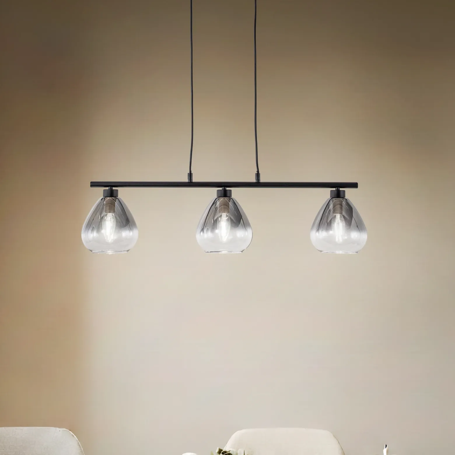 Lámpara colgante Lindby Pendgante, negra, cristal, longitud 75 cm