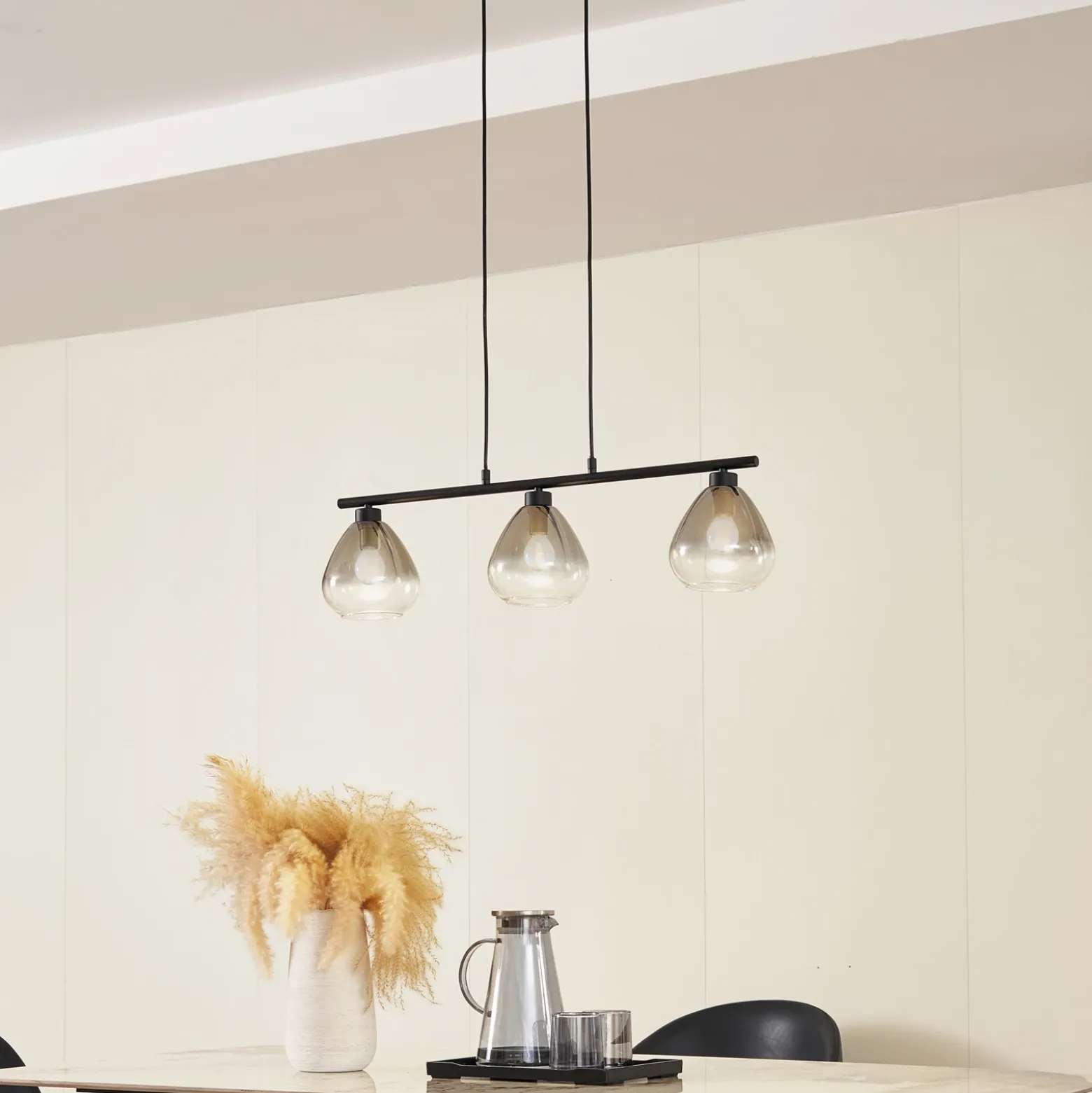 Lámpara colgante Lindby Pendgante, negra, cristal, longitud 75 cm